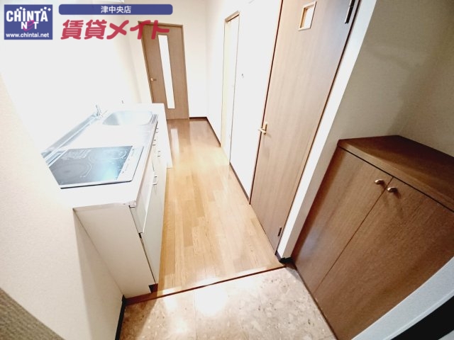 玄関　同物件別室反転タイプ画像