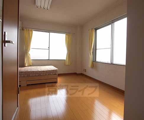 居室・リビング　家具付きの部屋です。