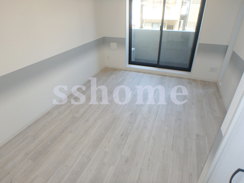 居室・リビング　白のきれいなお部屋です☆