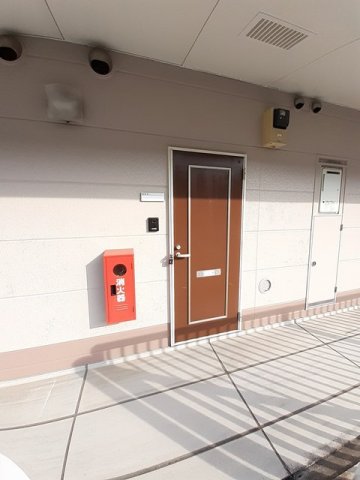 エントランス　落ち着いたエントランスです