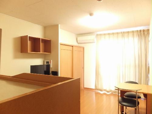 居室・リビング　１階床はフローリング仕様です。