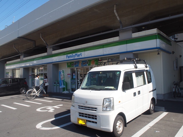 コンビニ　ファミリーマート（コンビニ）まで526m