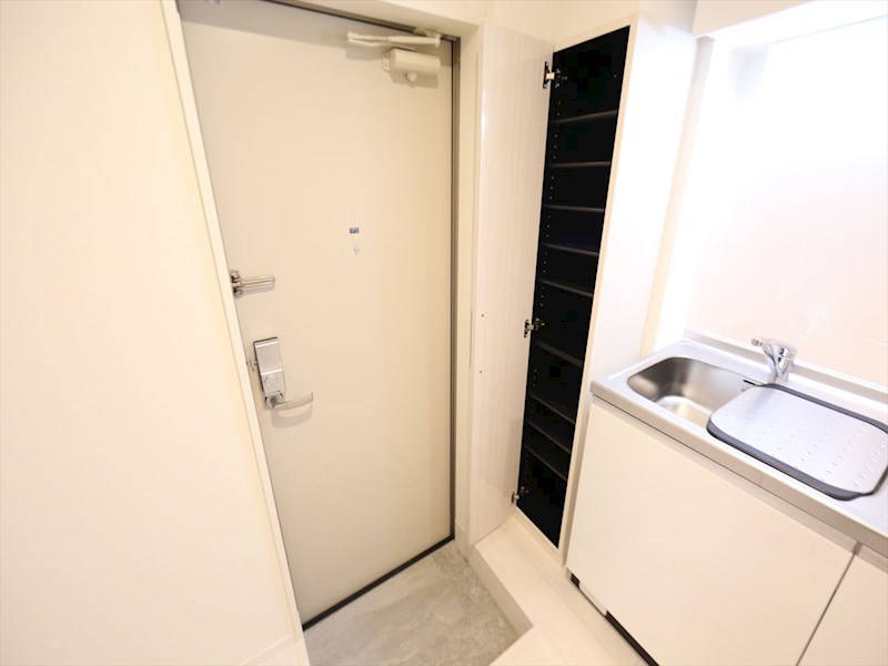 玄関　玄関　シューズボックス付（収納充実してます）