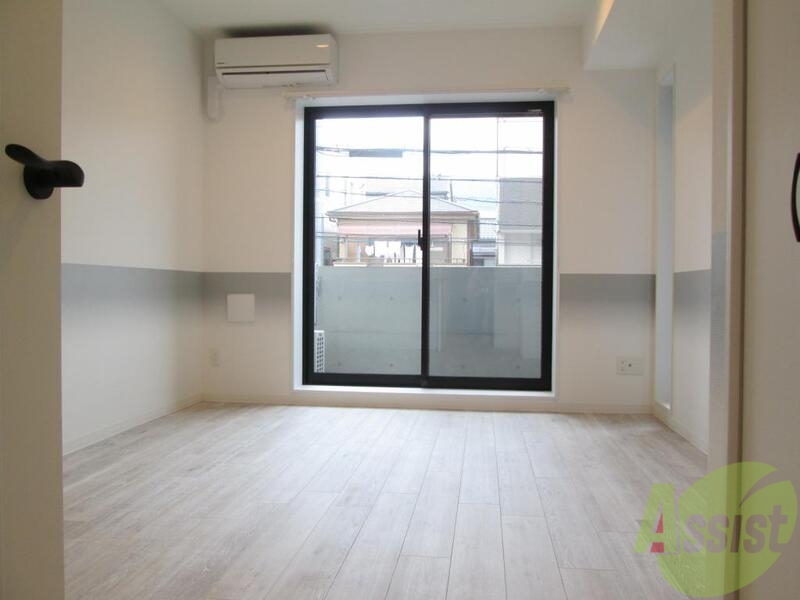 その他部屋・スペース　窓が大きく明るいお部屋となっております。