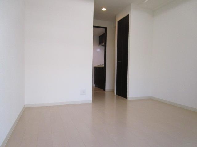 居室・リビング　白色のフローリングで明るいですよ