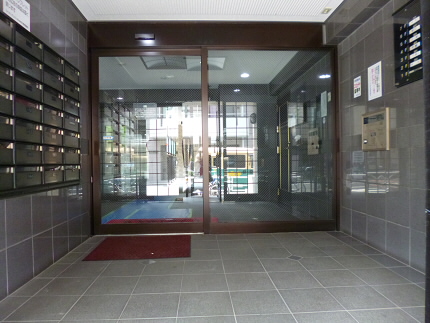 ロビー　分譲ならではの入口です。