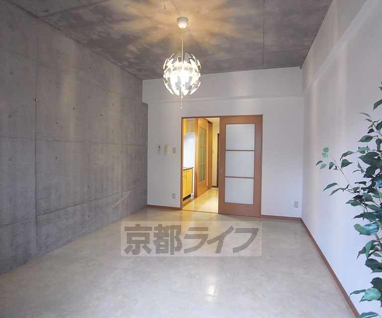 居室・リビング　打ちっぱなしの壁の広いスタイリッシュなお部屋です。