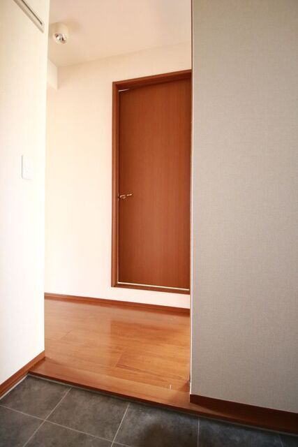 玄関　※別室の参考写真の為、現況優先です。