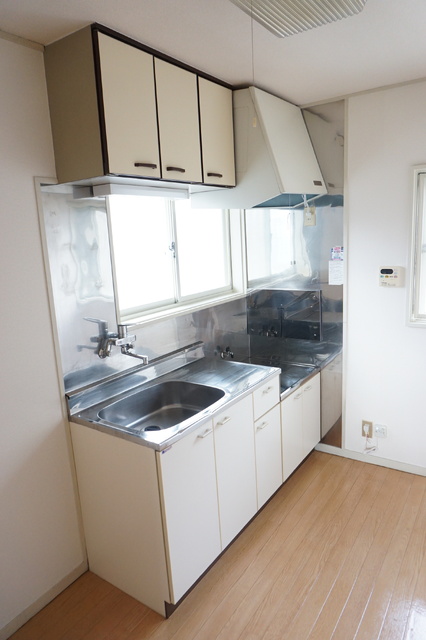 キッチン　窓のある解放感のあるキッチン