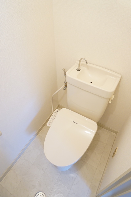 トイレ　清潔な洗浄機能付きのトイレ