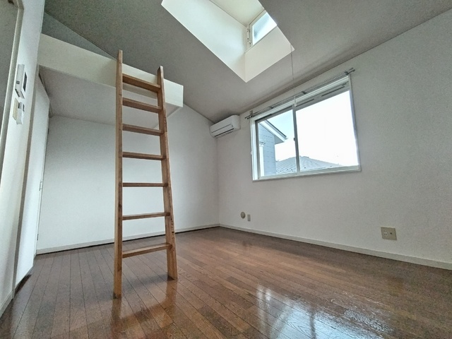 居室・リビング　大きな天窓のある、日当り良好の居室　ロフト付きです