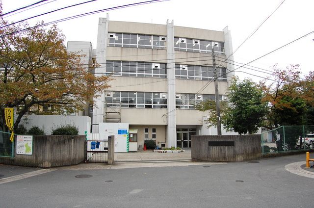 小学校　箕面市立萱野東小学校（小学校）まで987m