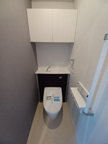 トイレ　落ち着いた色調のトイレです