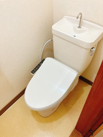 トイレ　温水洗浄便座つけました♪