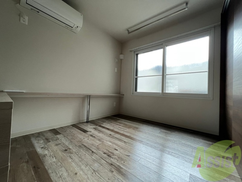 その他部屋・スペース　寝室はこちらです。光が差し込む、温かみのあるお部屋です。