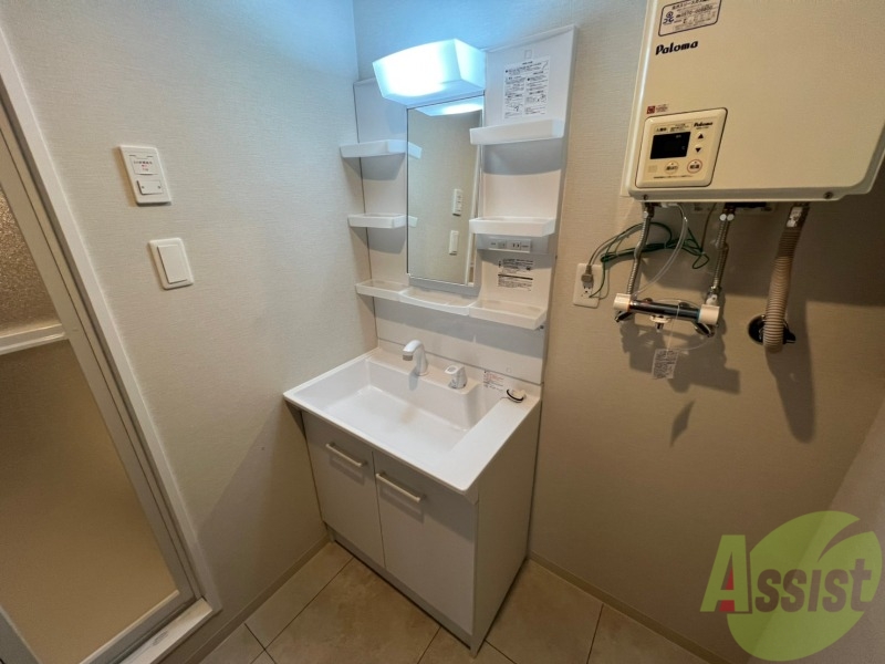 洗面設備　独立洗面台です。大きくてよいですね。シャンプーもできます。