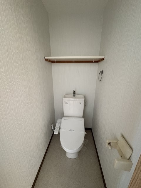 トイレ　同物件別号室の写真です。