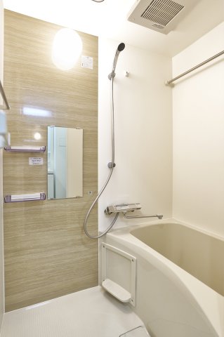 バス・シャワールーム　コンパクトで使いやすいお風呂です
