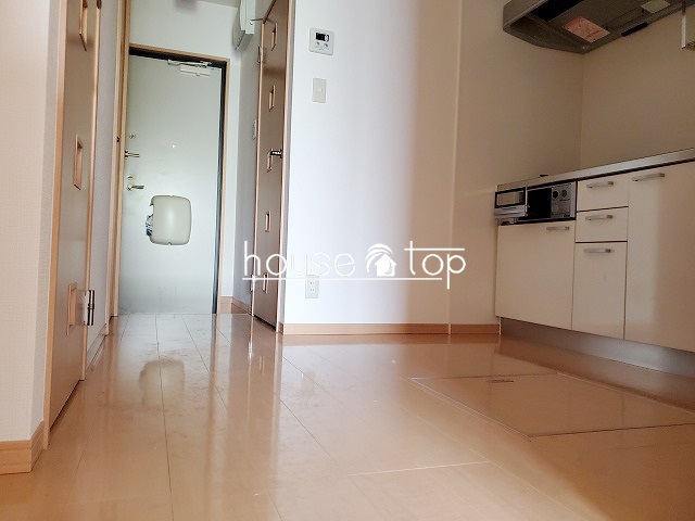 居室・リビング　ダイニングではテーブルを設置して食事も出来ます