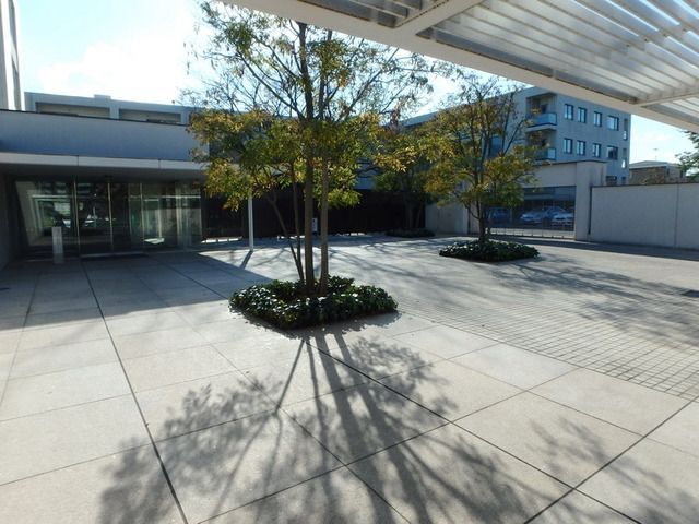 エントランス　★広々とした敷地内です★