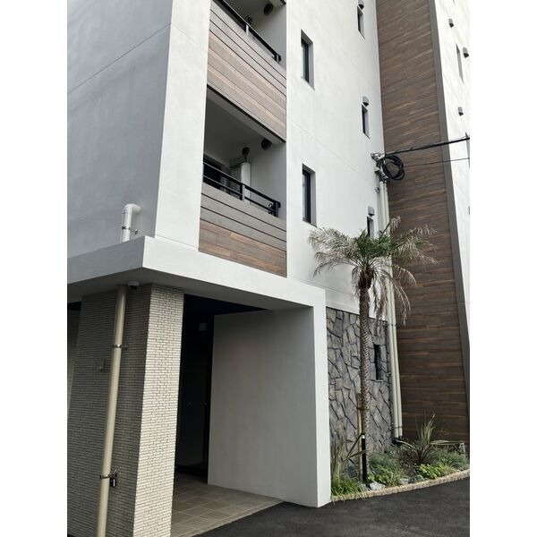 エントランス　オシャレなエントランスでお出迎え