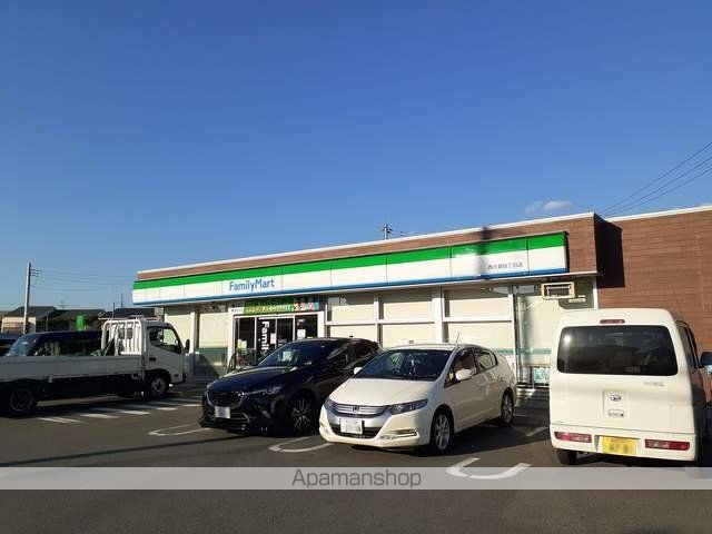 コンビニ　ファミリーマート（コンビニ）まで145m