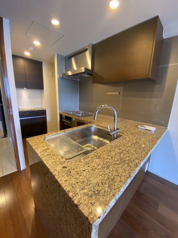 キッチン　コンパクトなキッチンで掃除もラクラク