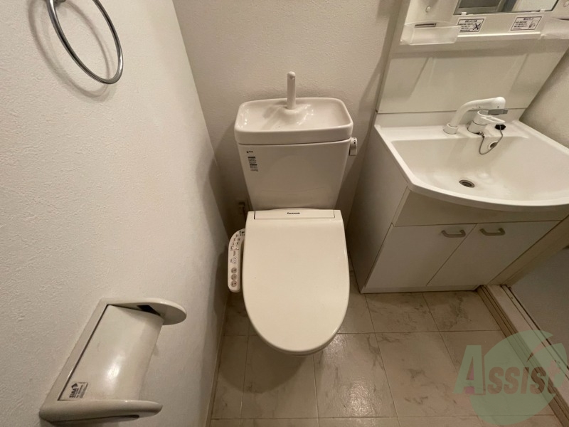 トイレ　温水洗浄便座なので快適に使用できそうですね。