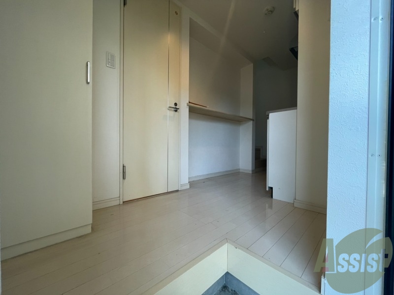 玄関　玄関から撮影しました。敷居が高くなくて安心ですね。