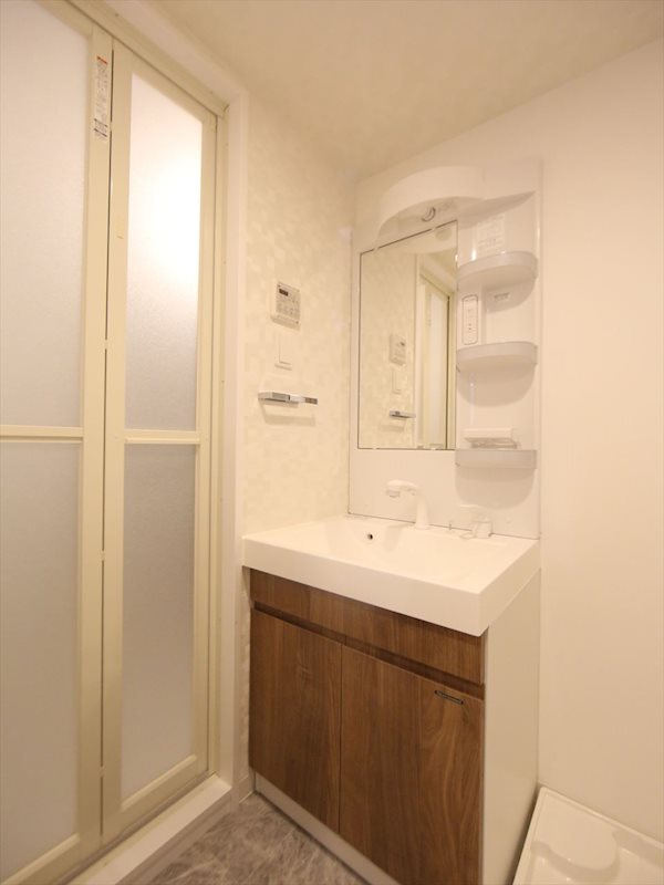 洗面設備　脱衣所　独立洗面台（シャンプードレッサー付）収納スペース有