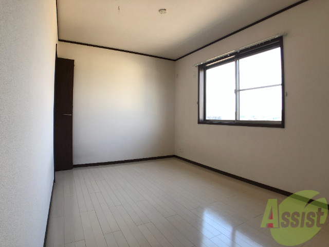 その他部屋・スペース　寝室は清潔感があり、広々としたお部屋でゆったり休めます。