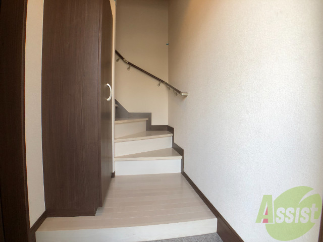 玄関　玄関を開けると階段なので部屋が見えなくていいですね。