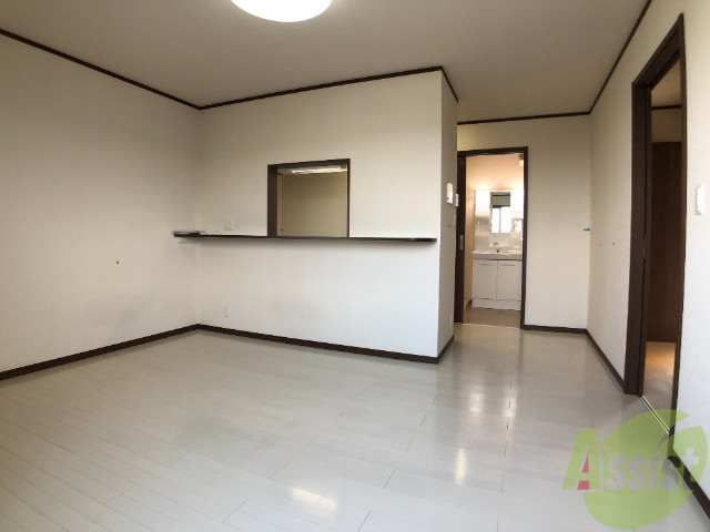 居室・リビング　大きな窓が印象的な明るいお部屋ですね～～。