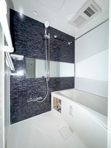 バス・シャワールーム　浴室乾燥付きなので梅雨時や洗濯物が多くても安心です。