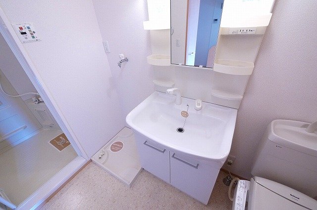 洗面設備　朝の身支度もしっかり出来ますよ。