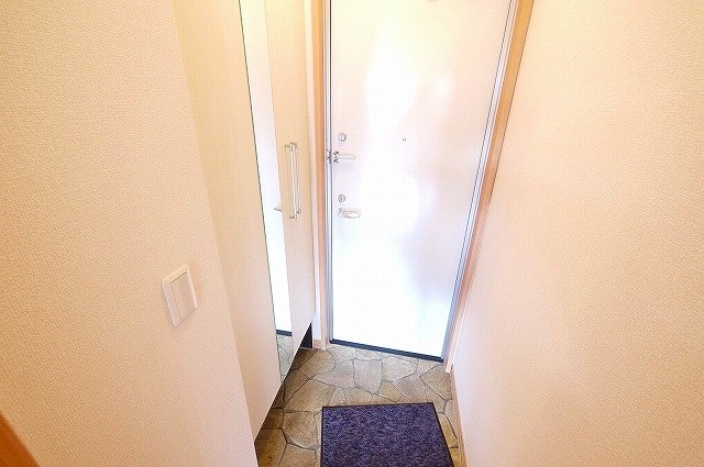 玄関　大きな下駄箱もある玄関です。