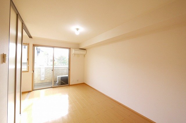 居室・リビング　テレビやテーブル、ソファーも置ける広さがあるお部屋です。