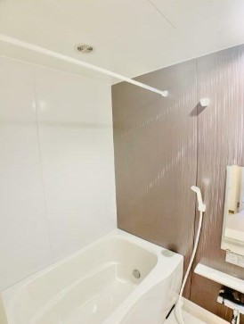 バス・シャワールーム　追い焚き機能付きバス。