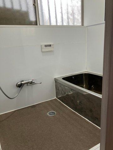 バス・シャワールーム　新規入れ換え済み混合シャワー水栓、追い焚き機能