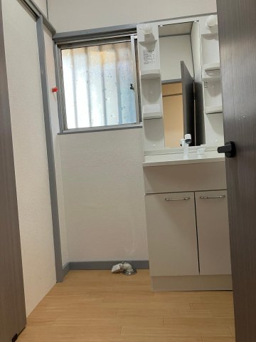 洗面設備　新規入れ替え済み洗面化粧台、洗濯用給水も設置予定