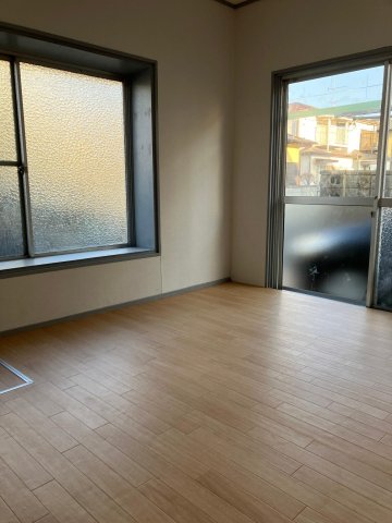 その他部屋・スペース　1F6帖洋室：2面斜光、押入収納あり