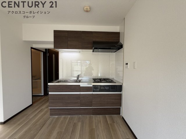 キッチン　３口ガスコンロ付きのシステムキッチン！