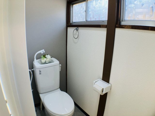 トイレ　アクセントクロスが映える、清潔なトイレ