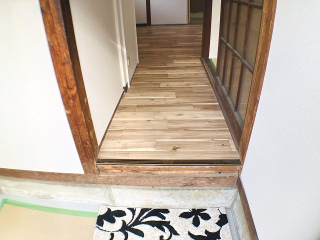 玄関　ゆったり腰掛けられる広々とした玄関