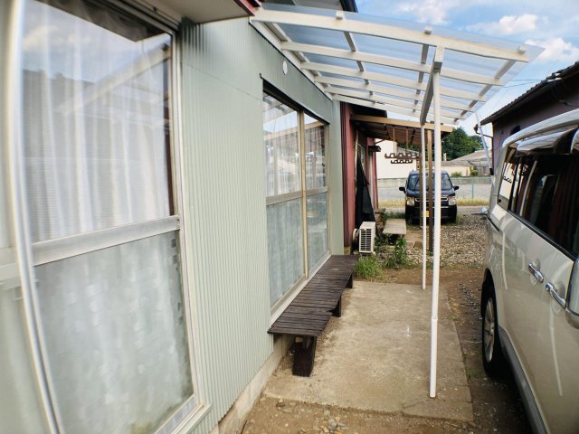 庭　テラスがあって洗濯物干しも安心です。