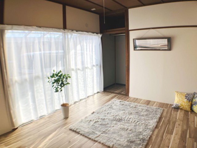 居室・リビング　南向きの大きな窓で日当たり良好です。