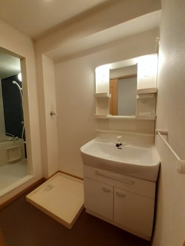 洗面設備　ゆったりとスペースのある洗面所