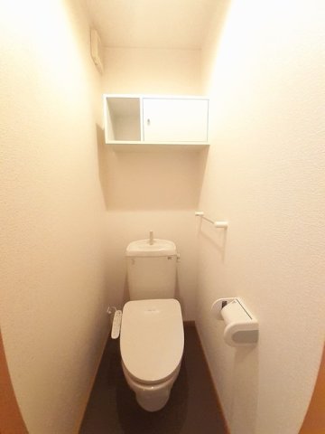 トイレ　落ち着いた色調のトイレです
