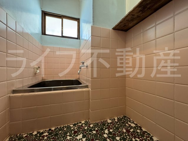 バス・シャワールーム　コンパクトで使いやすいお風呂です