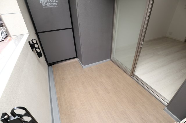 バルコニー　別号室のものになります。現状優先。